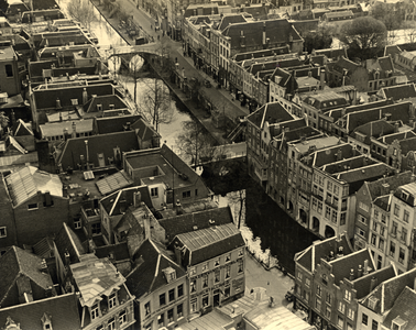 350404 Overzicht van een gedeelte van de Oudegracht te Utrecht, vanaf de Domtoren, met op de voorgrond de hoek van het ...